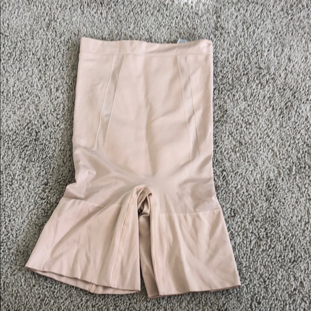 Brand new OnCore High-Waisted Mid-Thigh Short